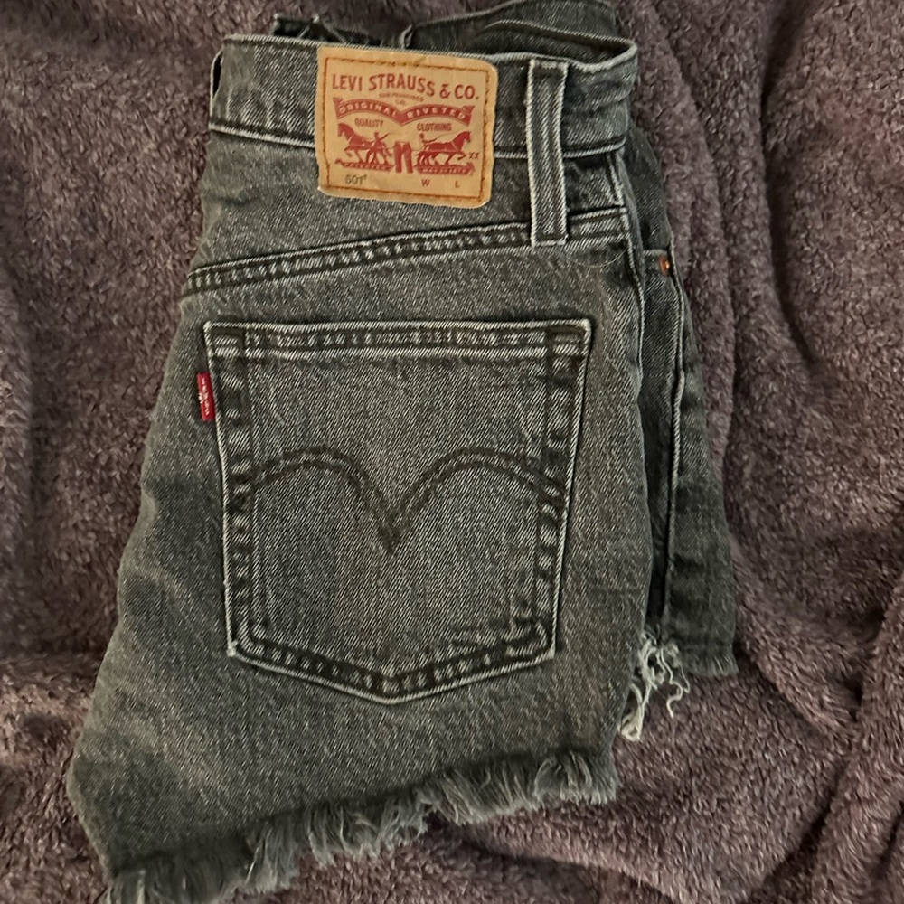 Dark grey/black levi shorts